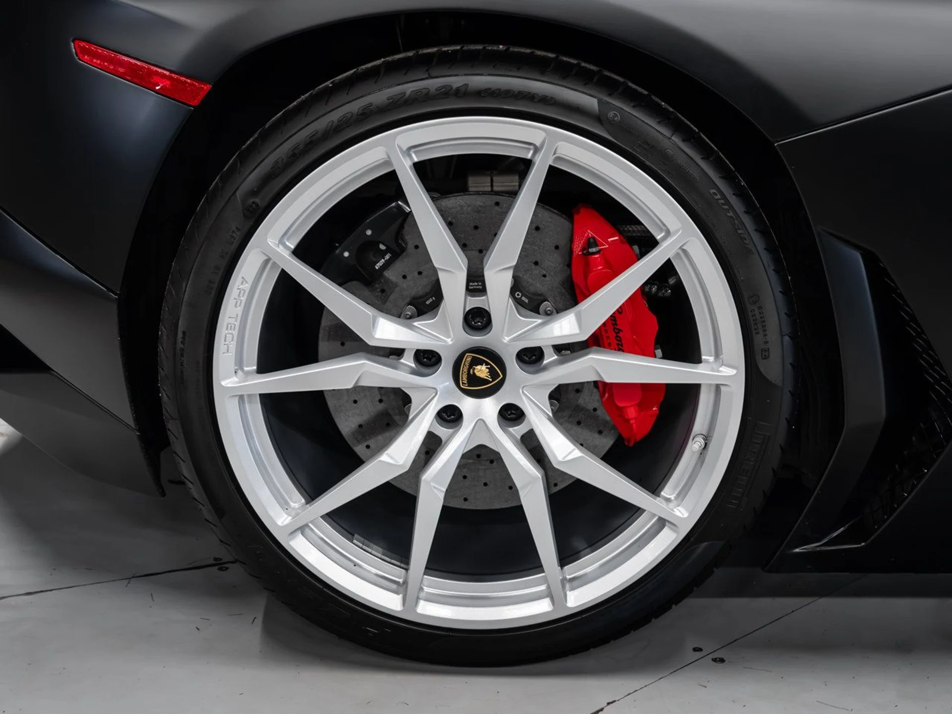 mph048_1964163336_lamborghini_aventador_2017_1d9cc03de9