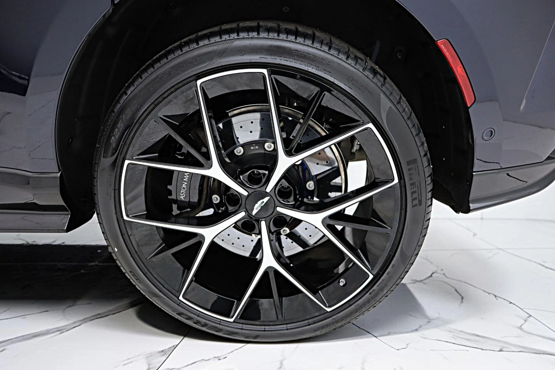 mph048_2029429820_New_2026_Aston_Martin_DBX_S_e3ead10719