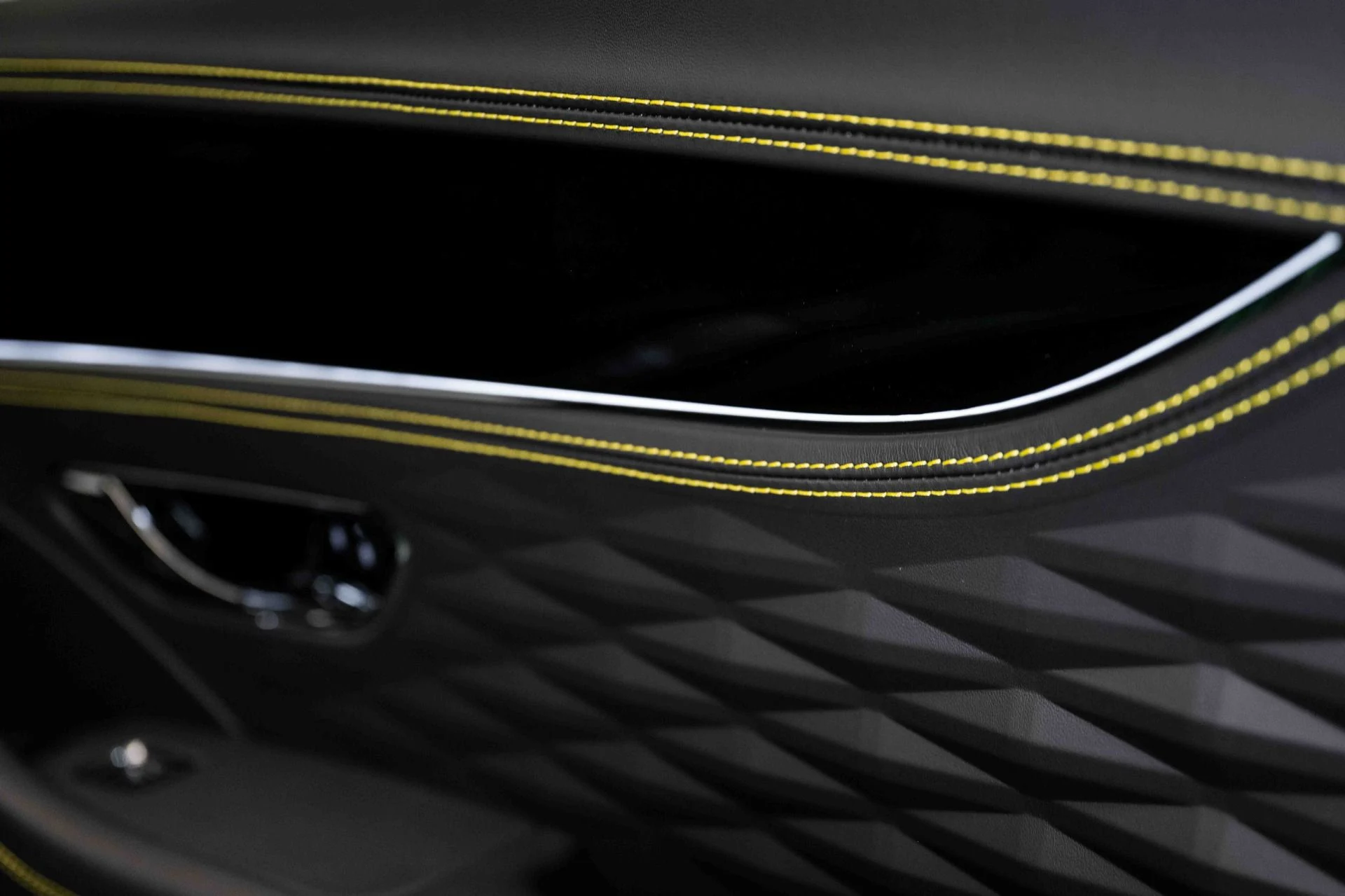 mph048_2087267013_Used_2024_Bentley_Flying_Spur_S_Hybrid_1749914202_3656fe665c