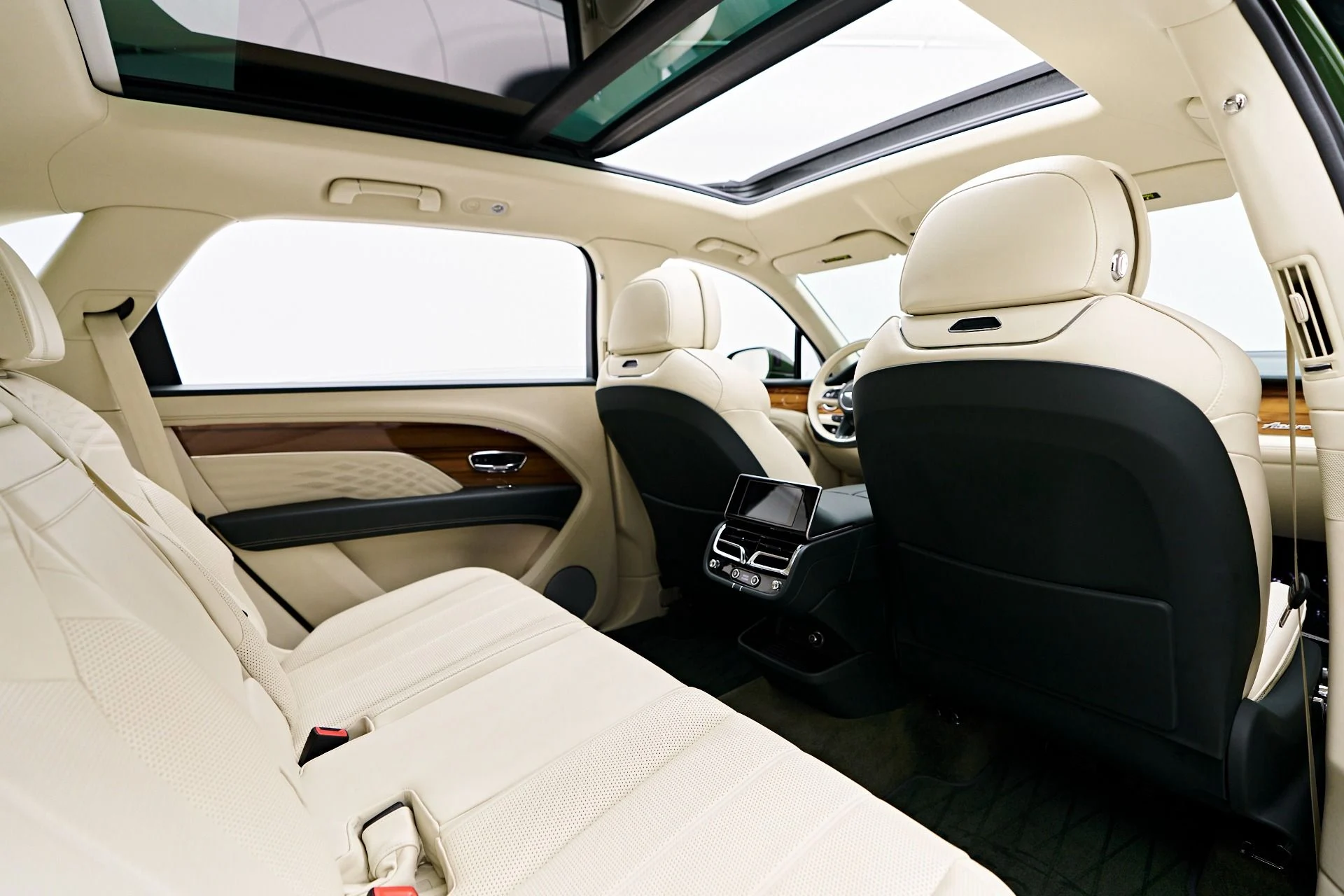 mph048_2087592711_Used_2023_Bentley_Bentayga_EWB_1754782461_e3dacc2510