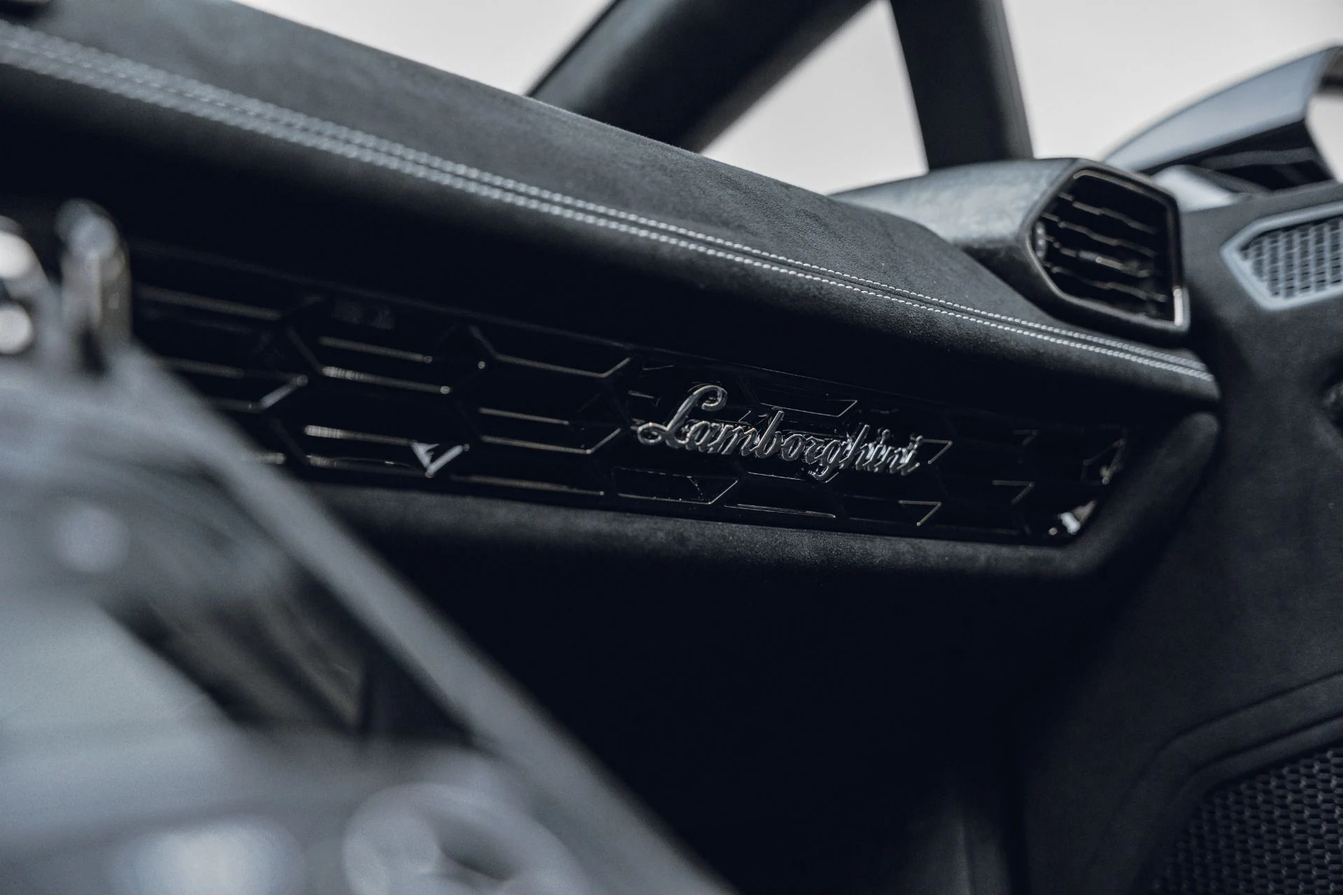 mph048_2187356576_Used_2019_Lamborghini_Huracan_LP_640_4_Performante_Spyder_1781799753_678b8d6645