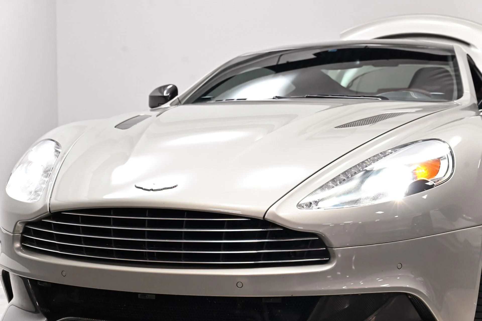 mph048_2217888067_Used_2014_Aston_Martin_Vanquish_V12_1793299602_9a70e7ee39