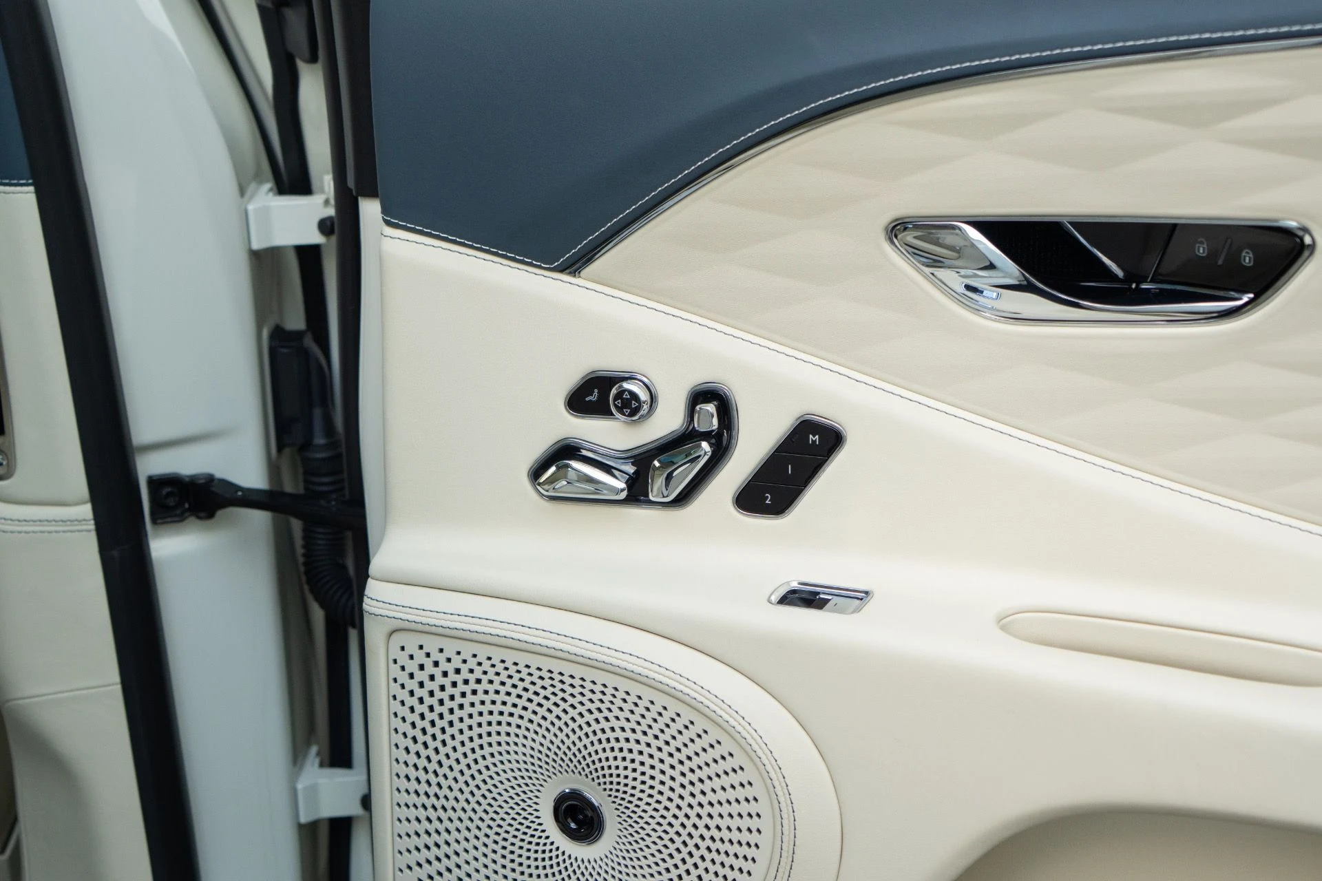 mph048_2309727969_Used_2021_Bentley_Flying_Spur_W12_1764864977_37a19070b0