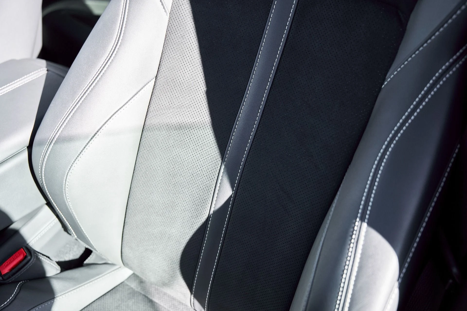 mph048_2388499152_Used_2025_Aston_Martin_DBX_707_1767063224_f276c17120