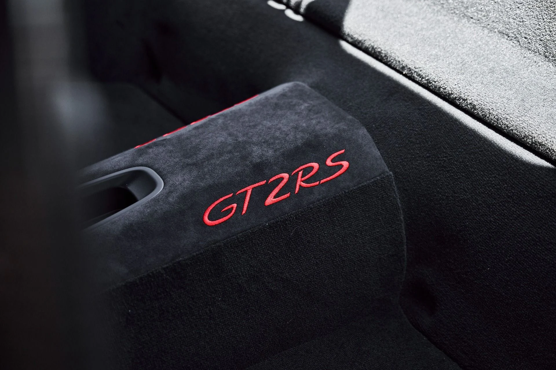 mph048_2445823094_Used_2018_Porsche_911_GT_2_RS_1778880969_0e56b5b8e0