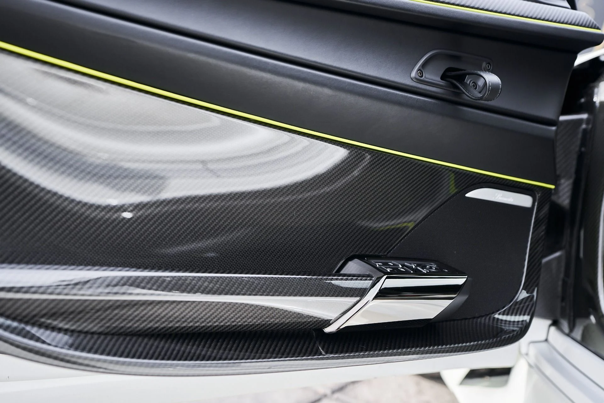 mph048_2503203234_Used_2015_Porsche_918_Spyder_w_Weissach_Package_1764874366_f626668fb2