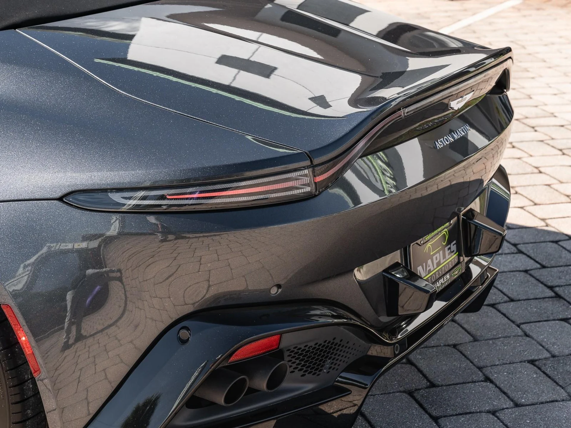 mph048_2545919_Used_2021_Aston_Martin_Vantage_Roadster_1767733785_245a6d9d7d