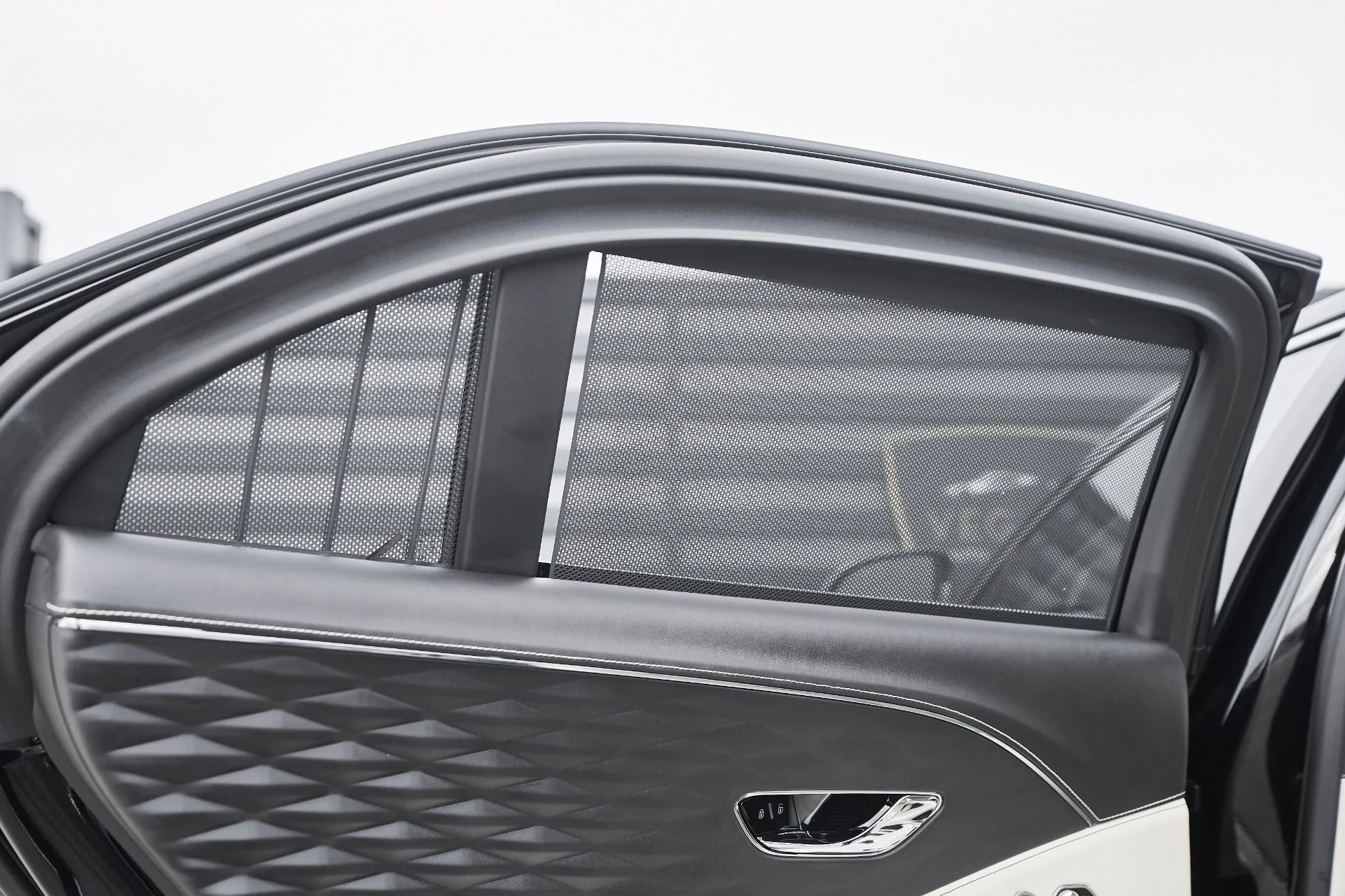 mph048_2600614869_Used_2022_Bentley_Flying_Spur_V8_1763502844_1b8c58a020