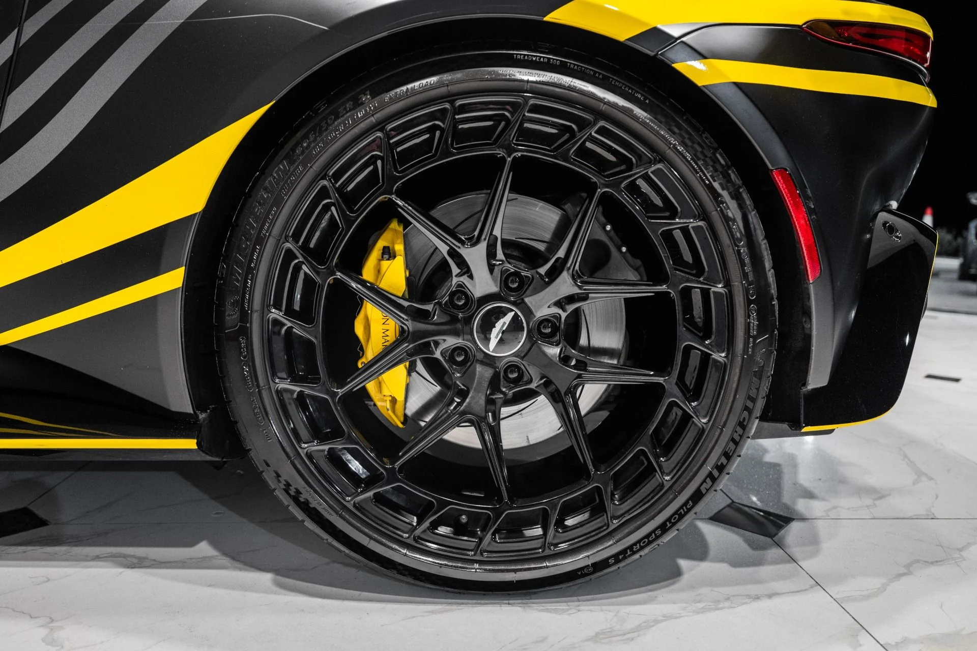 mph048_2686929898_Used_2019_Aston_Martin_Vantage_1765989078_ecf8df2bd4