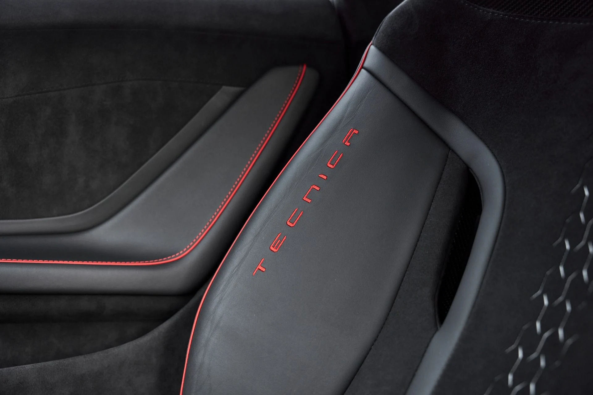 mph048_2697492926_Used_2023_Lamborghini_Huracan_Tecnica_Base_1766269077_9a655b4e06