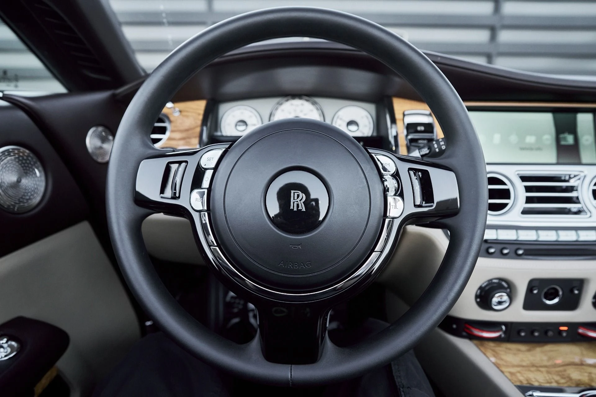 mph048_2718808125_Used_2017_Rolls_Royce_Dawn_Base_1764730538_082f854b9f