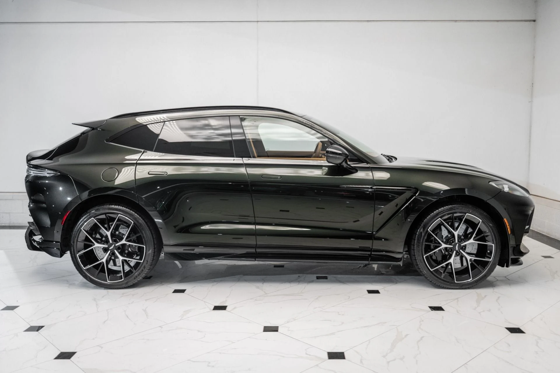 mph048_2750197049_New_2026_ASTON_MARTIN_DBX_707_1759283914_86e6ed2058