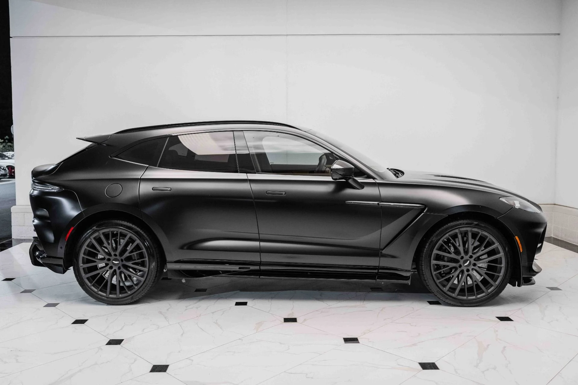 mph048_2828290907_Used_2023_Aston_Martin_DBX_707_1720795210_ccde6ec8d5