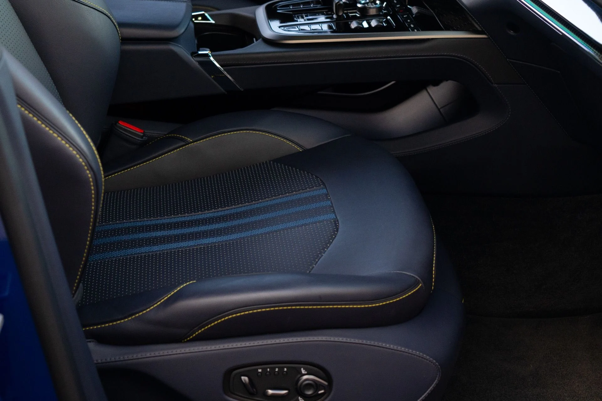 mph048_2874587574_Used_2025_Aston_Martin_DBX_707_1764700714_1f93ed167a