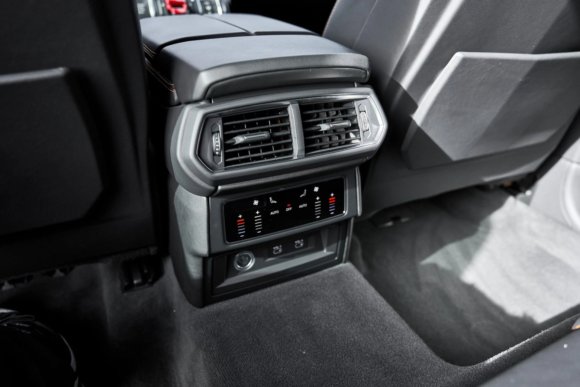 mph048_2938279804_Used_2022_Lamborghini_Urus_1766457431_8aaca40921