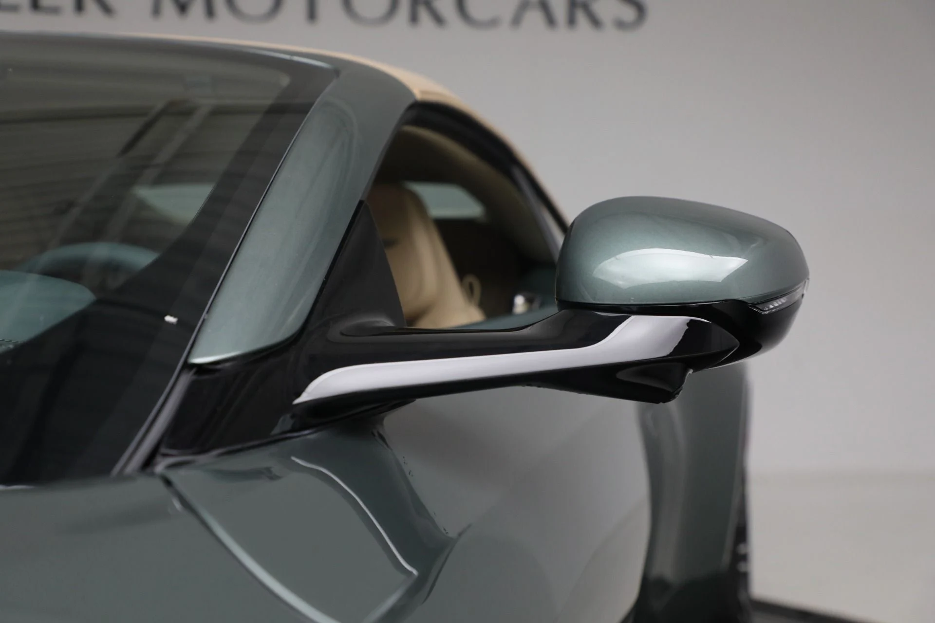 mph048_2973555473_New_2025_Aston_Martin_DB_12_Volante_4f4cddda1d