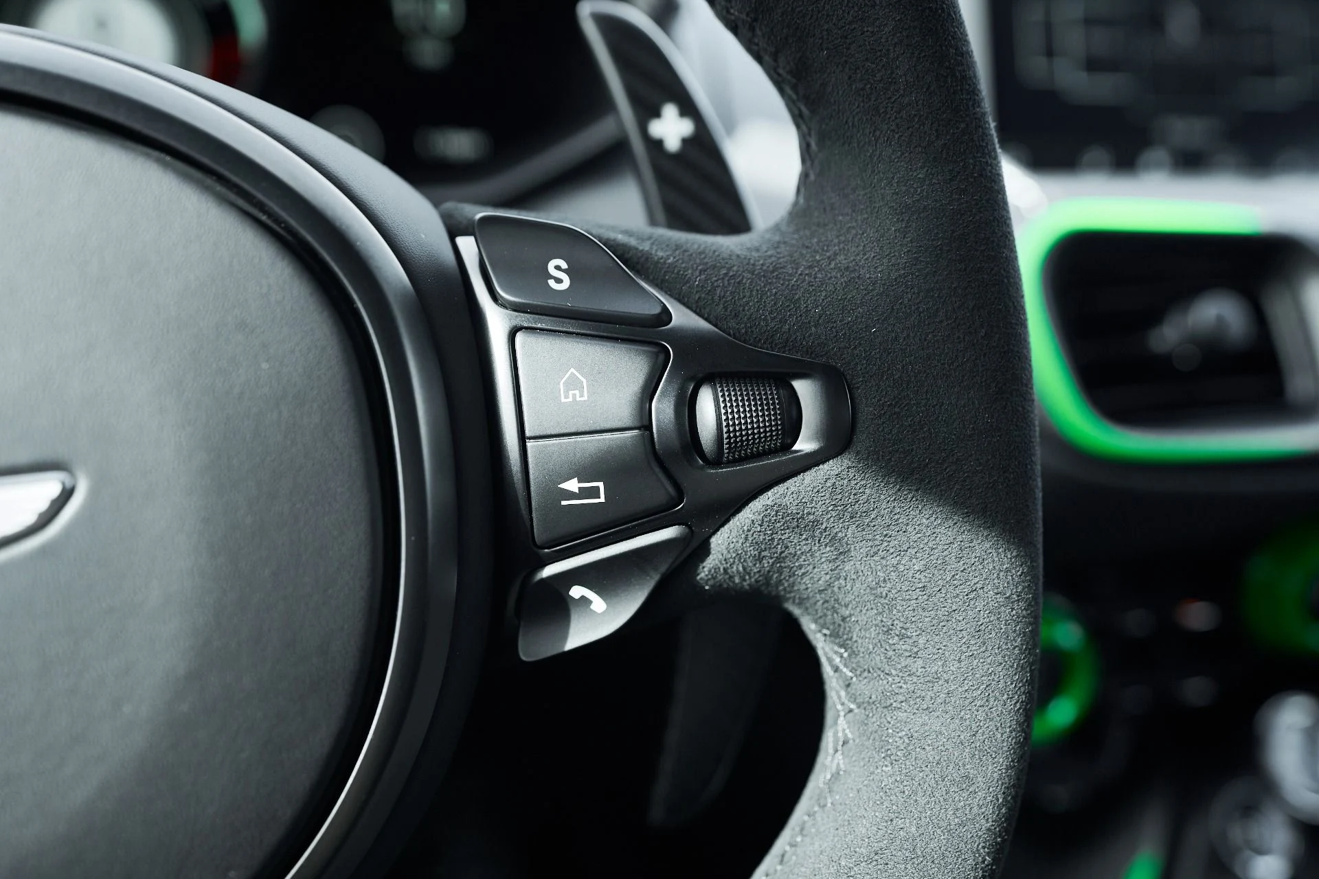 mph048_3021372898_Used_2023_Aston_Martin_Vantage_Base_1762913663_591c041c0f