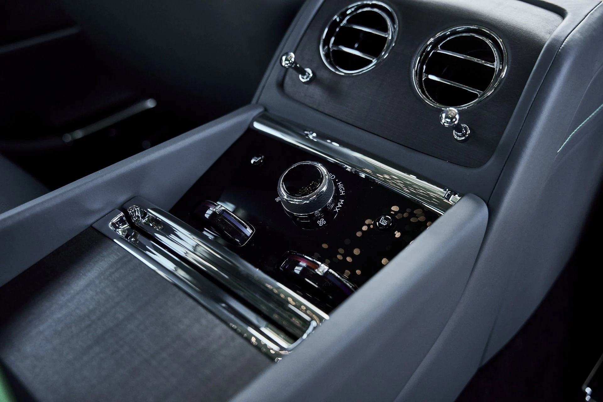 mph048_3219044874_Used_2024_Rolls_Royce_Spectre_Mansory_1776840101_e7be4df716