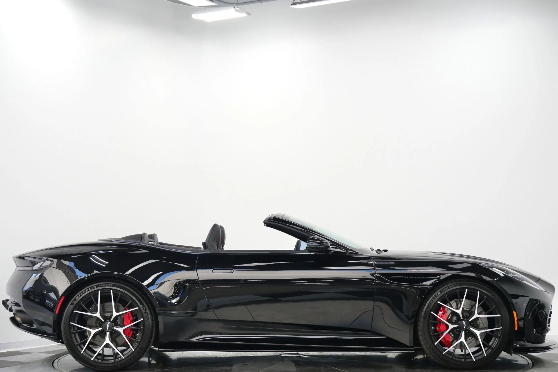 mph048_3270315707_Used_2025_Aston_Martin_DB_12_Volante_Inspire_Sport_Interior_Upper_and_Lower_Black_Packs_1778172034_33e5f3d3df