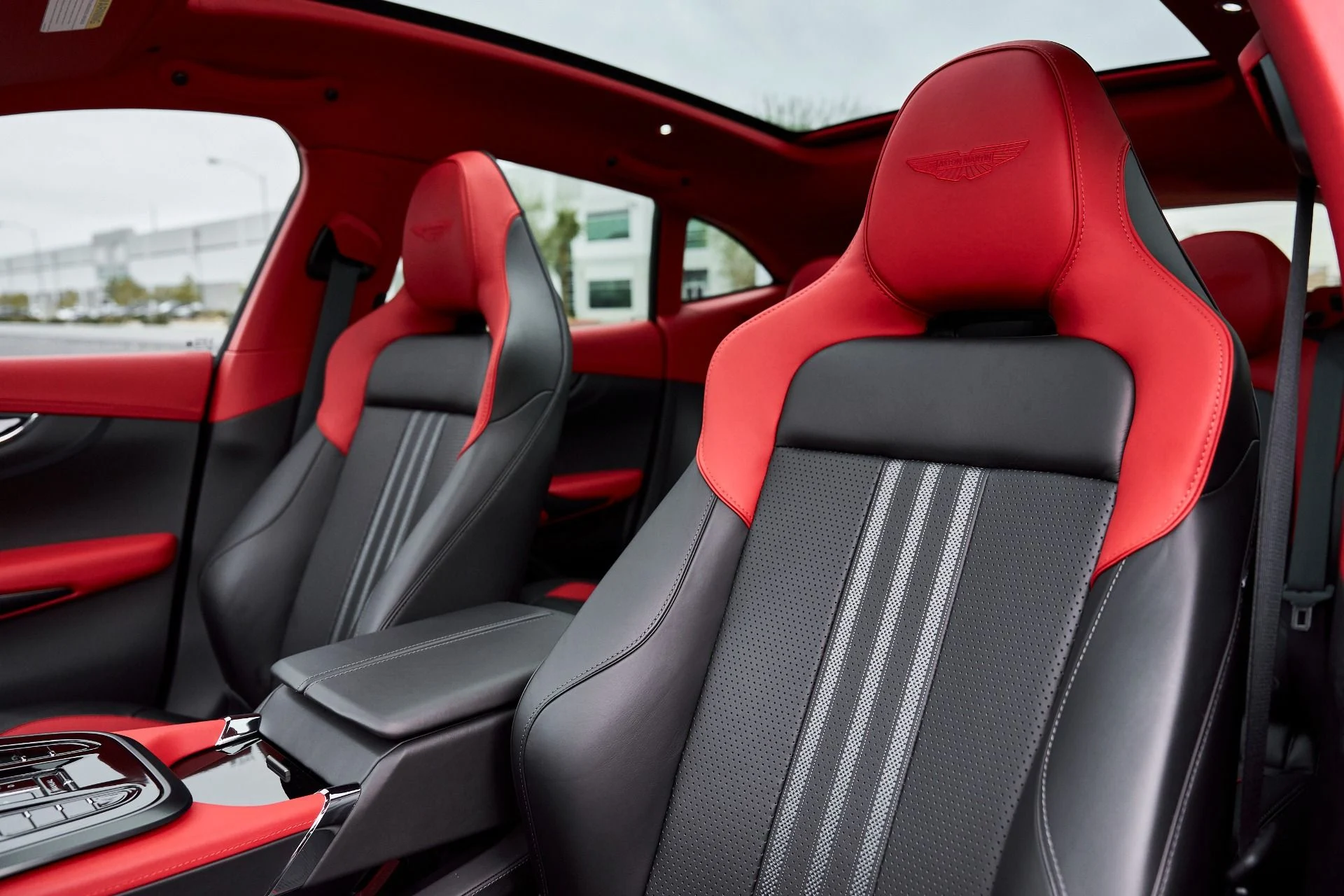 mph048_3364522122_Used_2025_Aston_Martin_DBX_707_1766785374_7de3bbbbf1