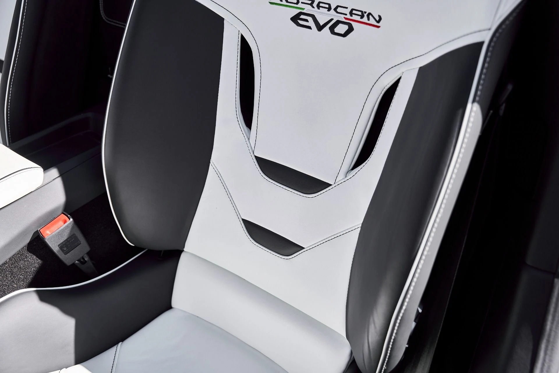 mph048_3459352247_Used_2024_Lamborghini_Huracan_EVO_Base_1771467066_2b5d6f9151