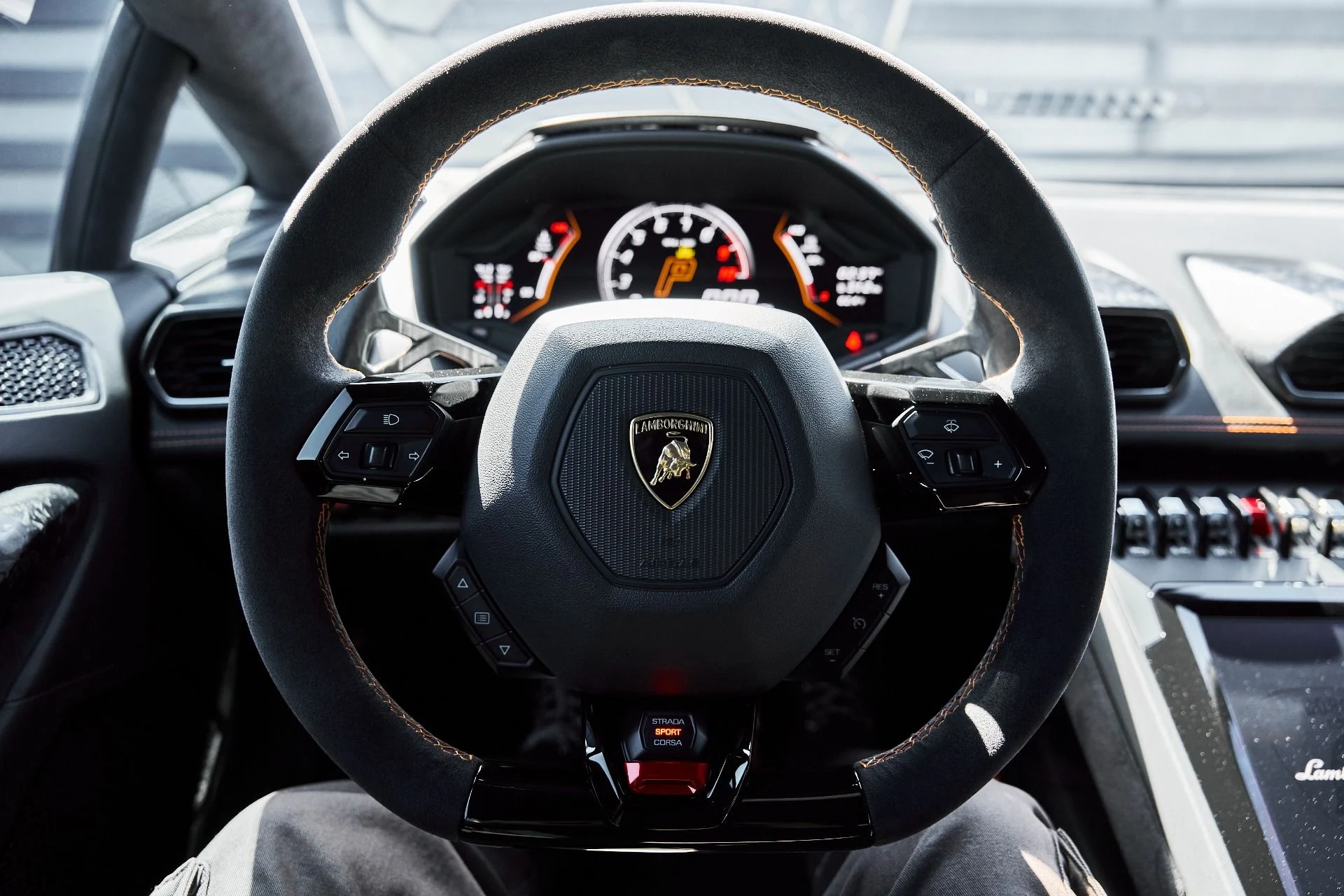 mph048_3489460323_Used_2020_Lamborghini_Huracan_EVO_Base_1777394849_35bc808452