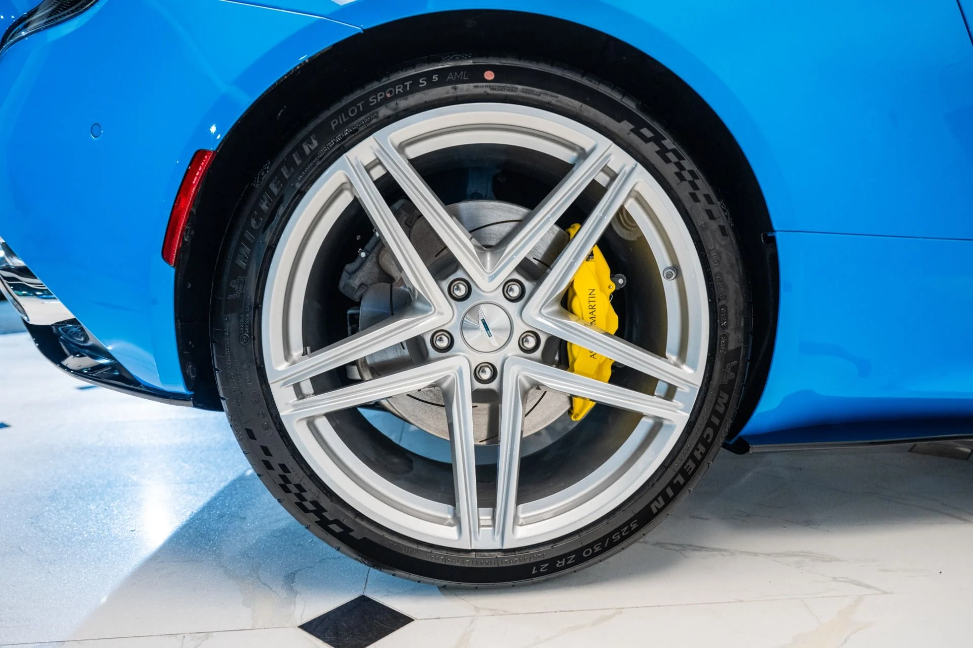 mph048_3496893640_New_2025_Aston_Martin_DB_12_Volante_1741214270_98eddb1406