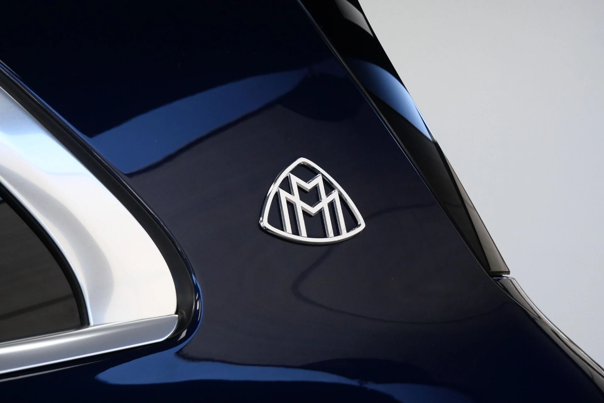 mph048_3560896155_Used_2024_Mercedes_Benz_Maybach_GLS_600_4_MATIC_Factory_Two_Tone_paint_Polished_Wheels_Loaded_1774374618_750ad7b276