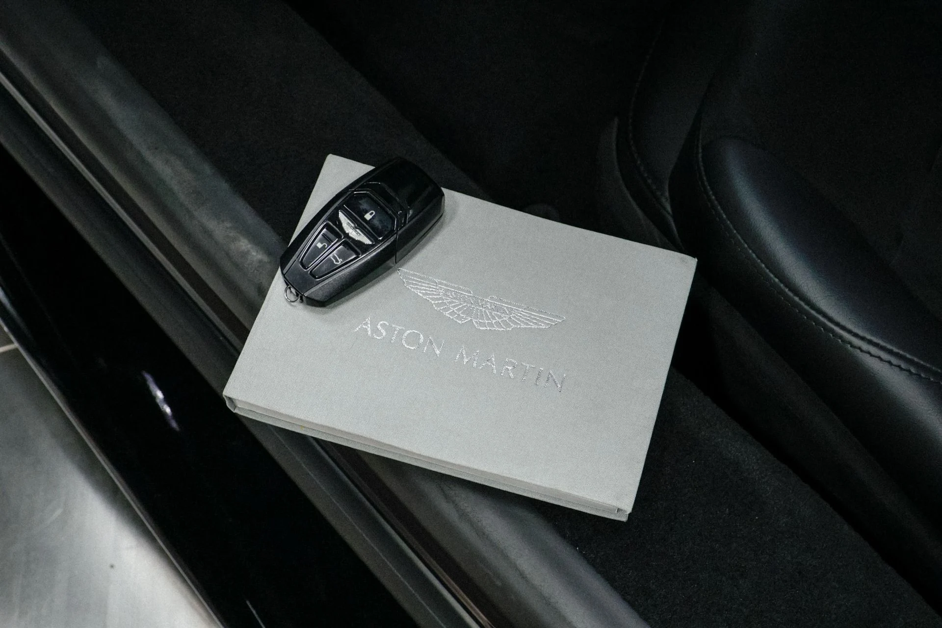 mph048_358408530_Used_2019_Aston_Martin_Vantage_1760536342_48aab8a405