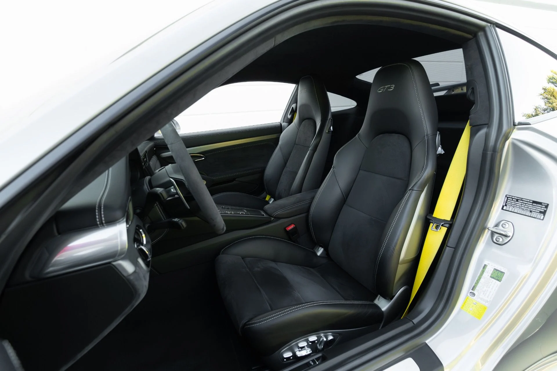 mph048_3612418768_Used_2018_Porsche_911_GT_3_1761946041_88719b9830