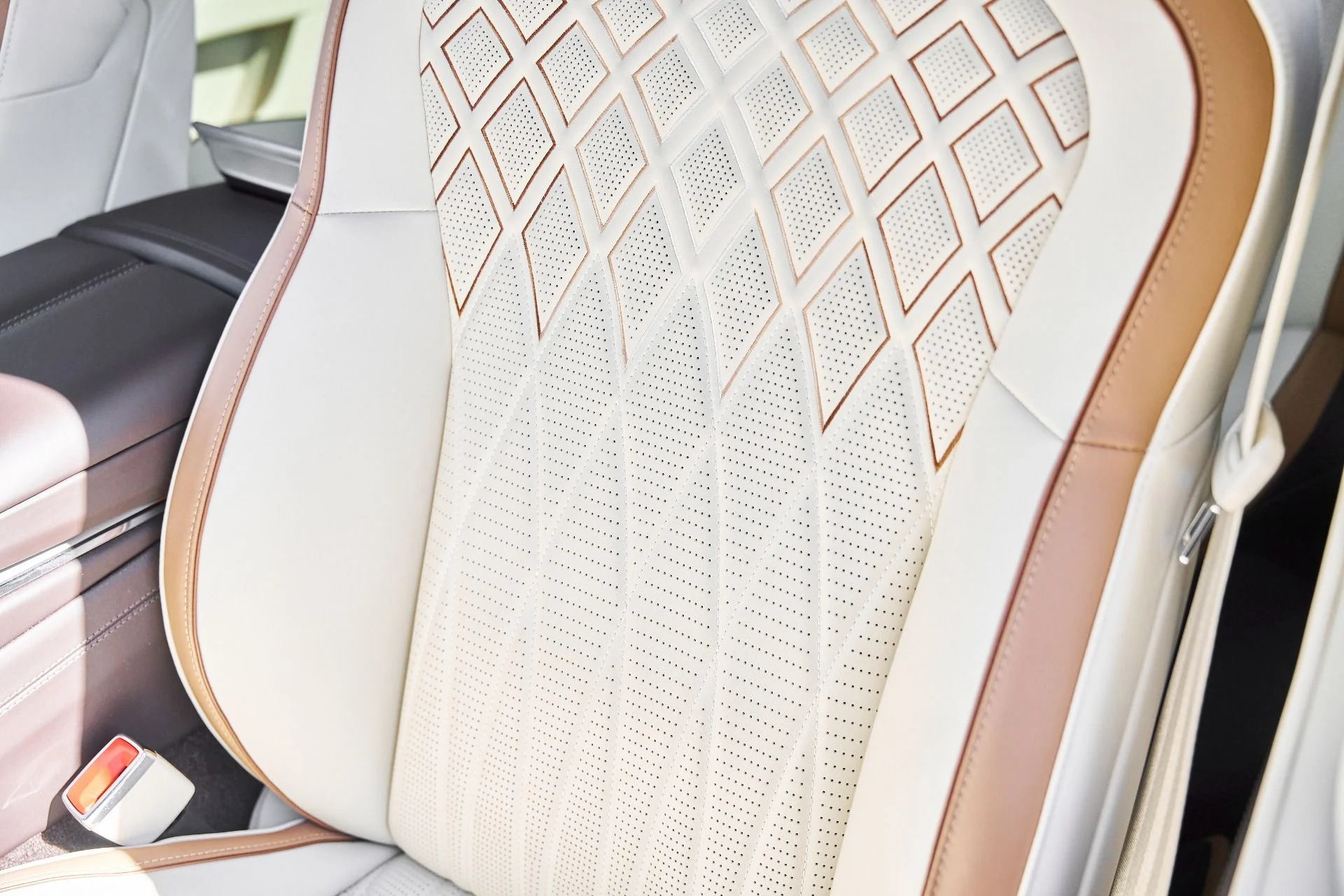 mph048_3627464340_Used_2023_Bentley_Flying_Spur_Hybrid_Odyssean_Edition_1770692493_cbd6b0f79d