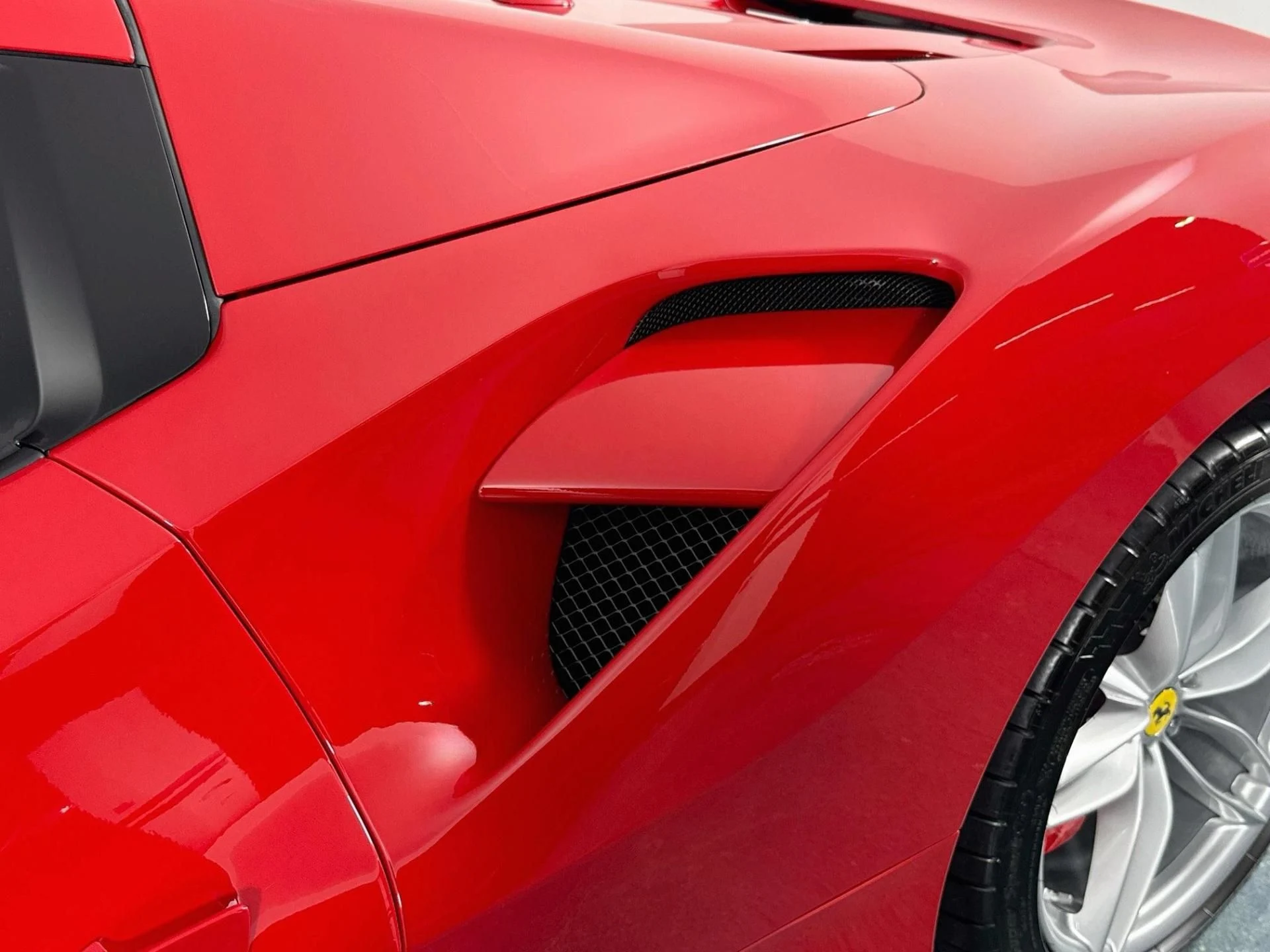 mph048_3666219507_Used_2019_Ferrari_488_Spider_1787009354_2162a35982