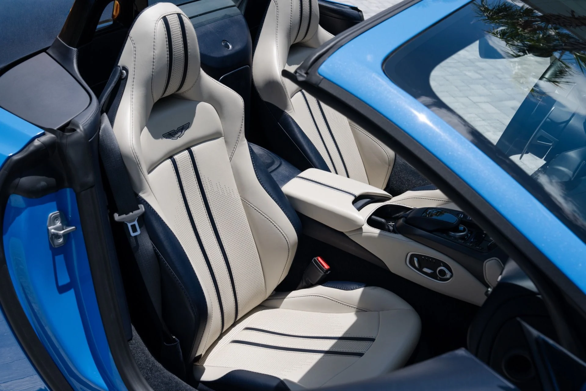 mph048_3668000852_Used_2021_Aston_Martin_Vantage_1781043647_589852ad34