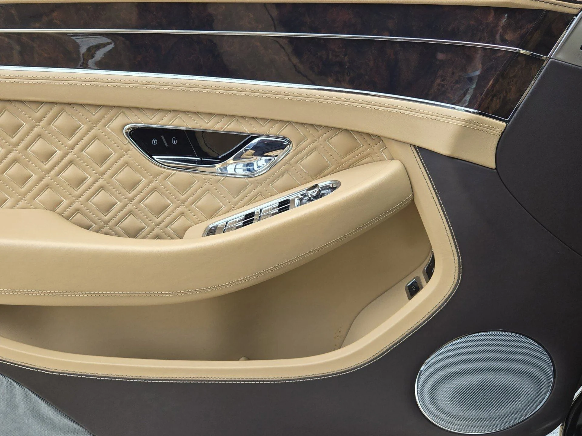 mph048_3691962431_ab3c923a919f24e68586fa6925f4673bx_df64a4a0a2