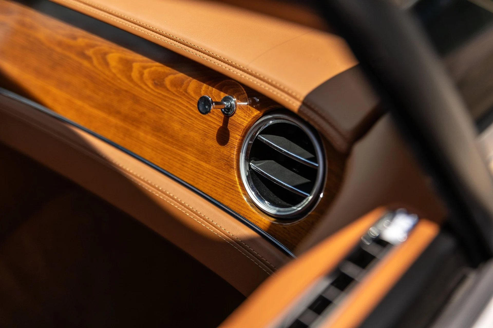 mph048_3785098279_Hi_Tech_Luxury_Imports_LLC_SCBDG_4_ZG_6_NC_091269_image_48_3cab692530