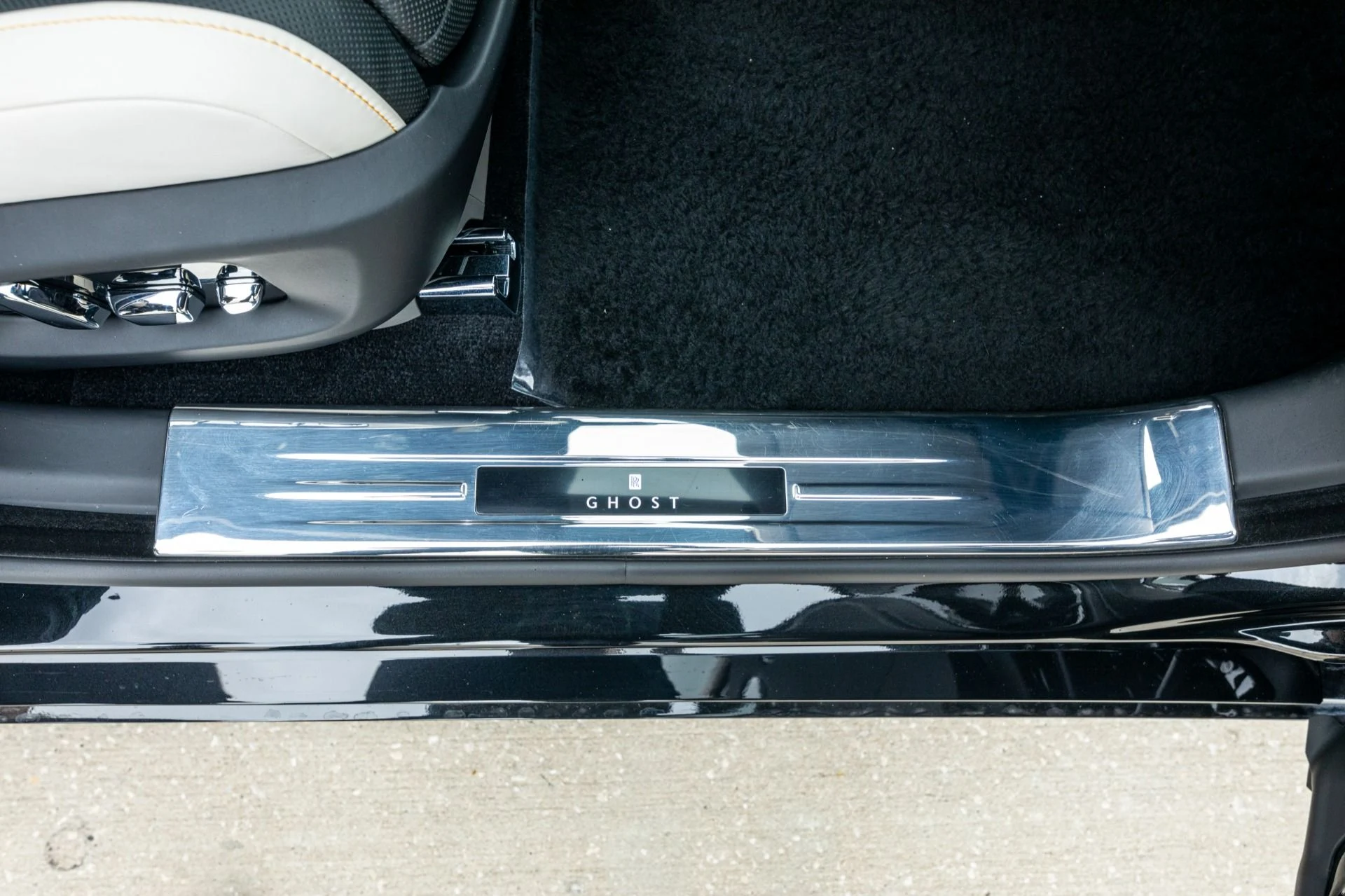 mph048_3920478247_Used_2021_Rolls_Royce_Ghost_EWB_1768869200_ebe73143fd