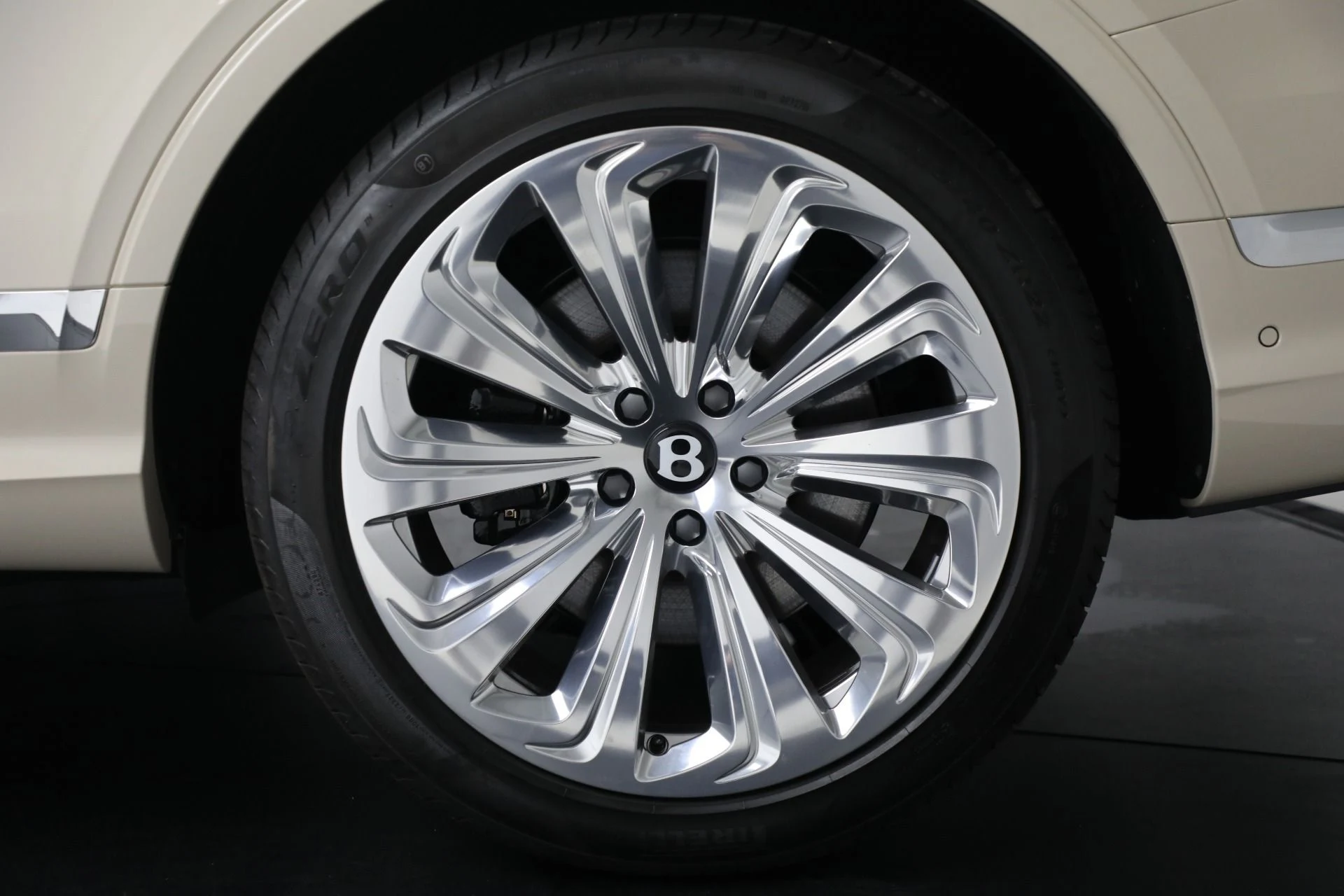 mph048_3979354875_New_2025_Bentley_Bentayga_Azure_V8_6bc84ef670