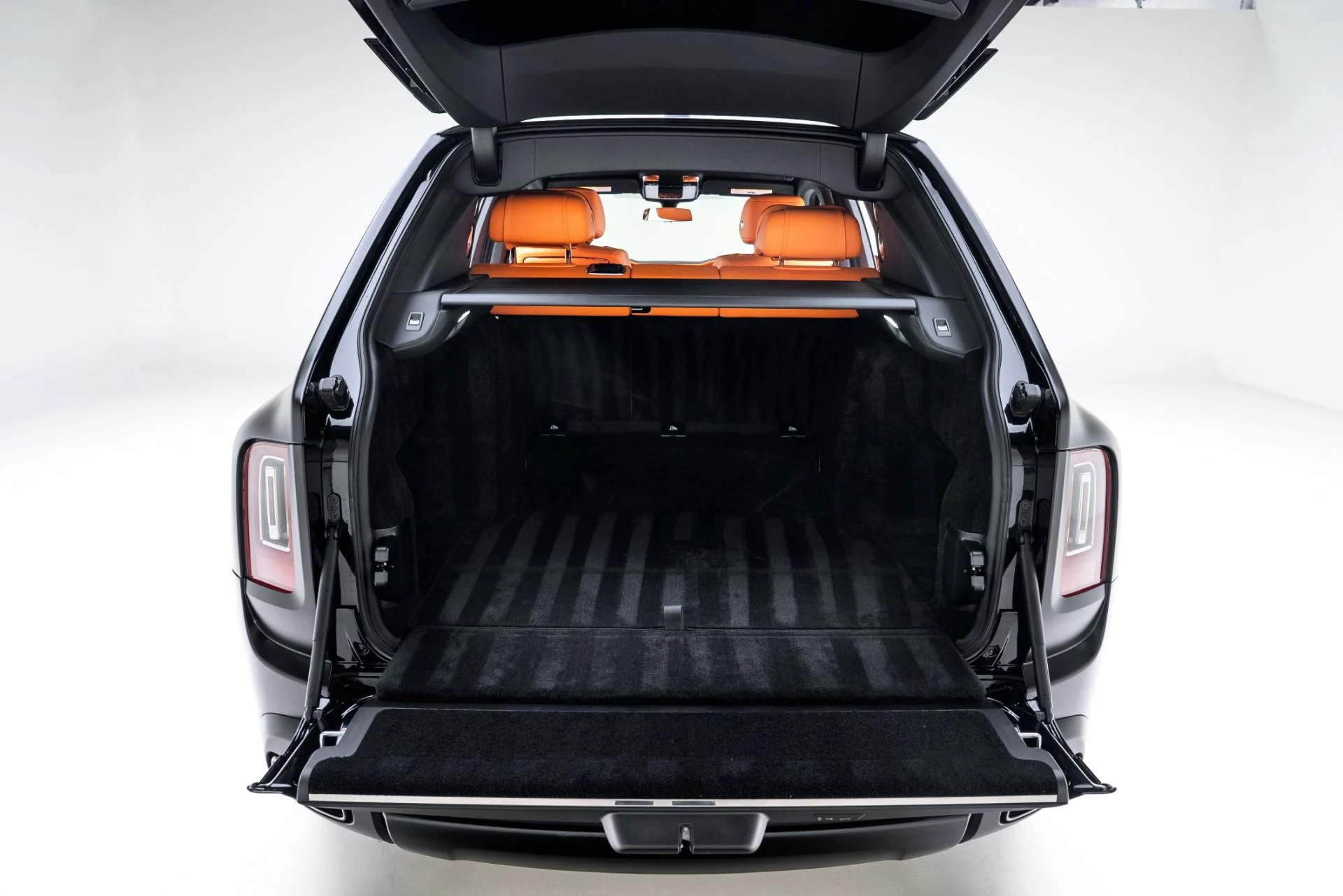 mph048_4002121451_Used_2023_Rolls_Royce_Black_Badge_Cullinan_1775515525_e2cd828fd1