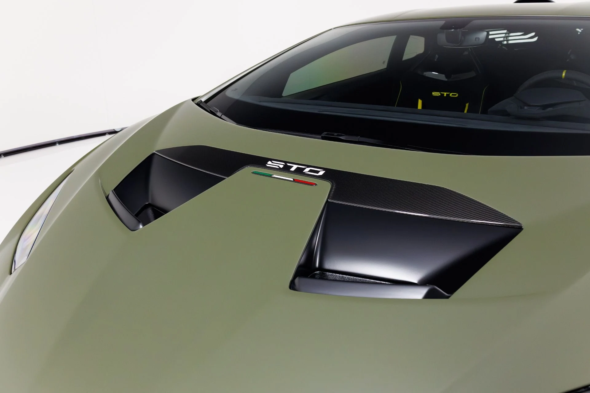 mph048_4016780849_Used_2022_Lamborghini_Huracan_STO_1770056123_6ce24f79b8