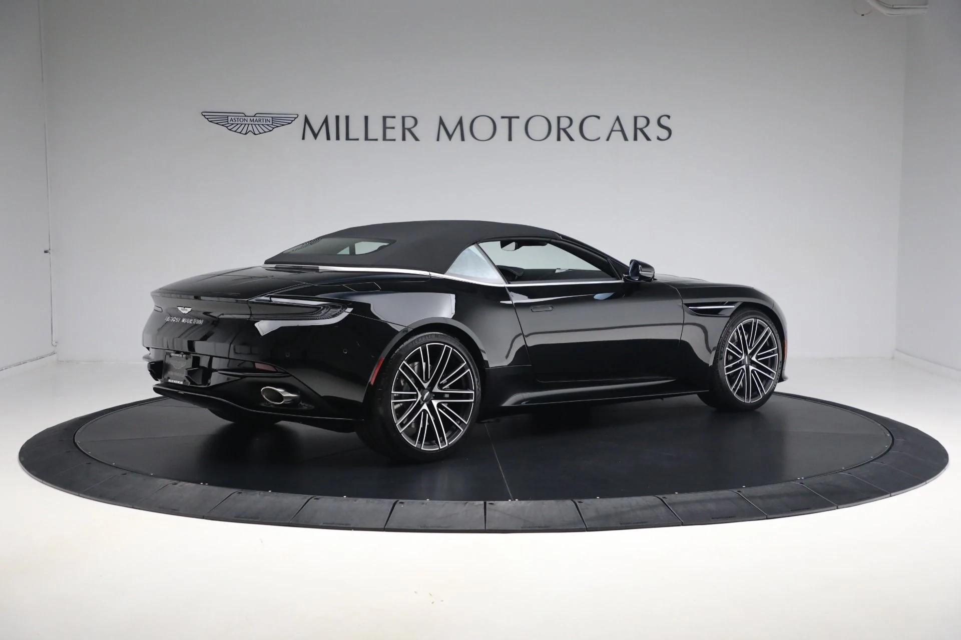 mph048_4104015081_New_2025_Aston_Martin_DB_12_Volante_4d90623045