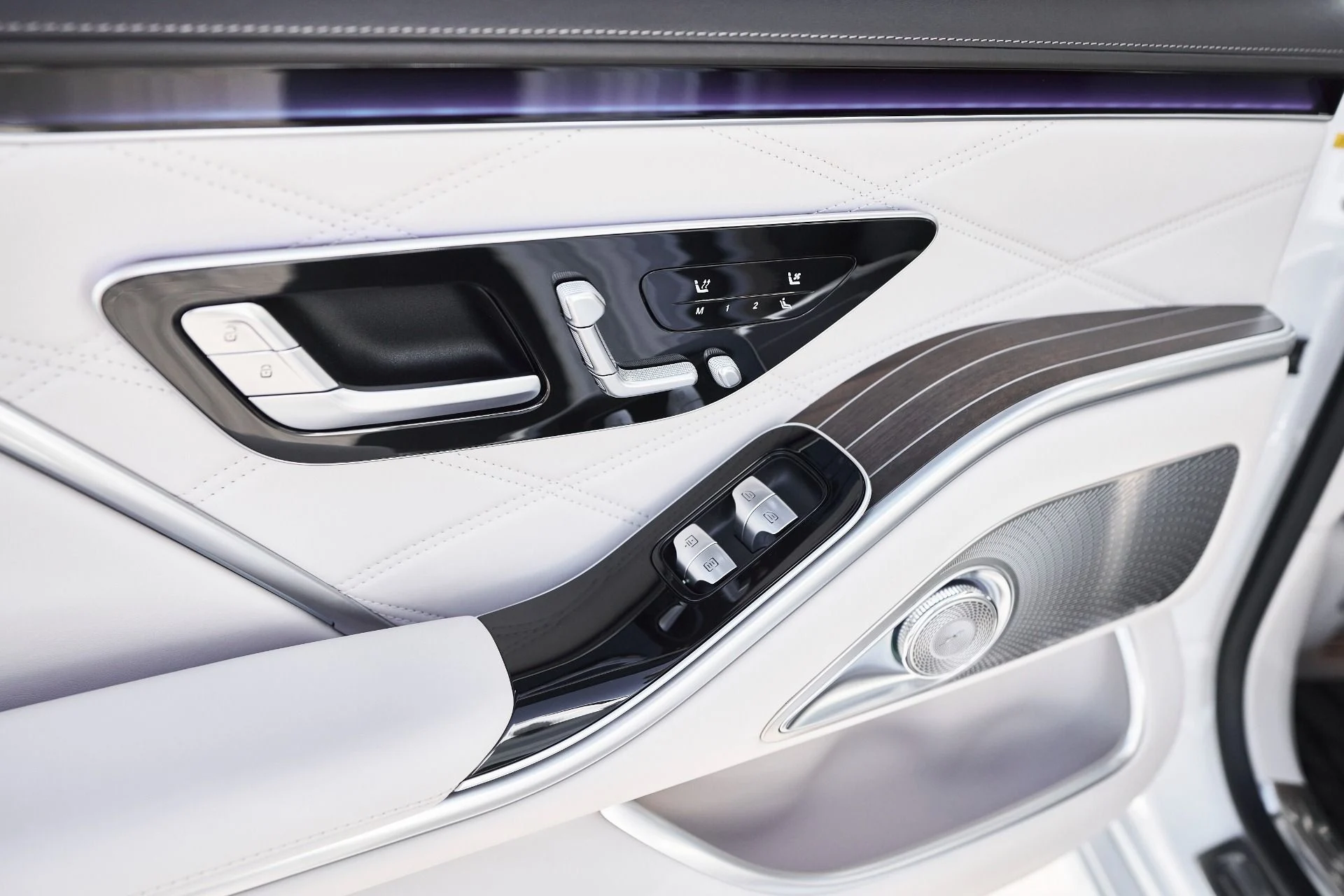 mph048_4120354833_Used_2025_Mercedes_Benz_S_Class_Maybach_S_680_1761611116_31ab9b0794