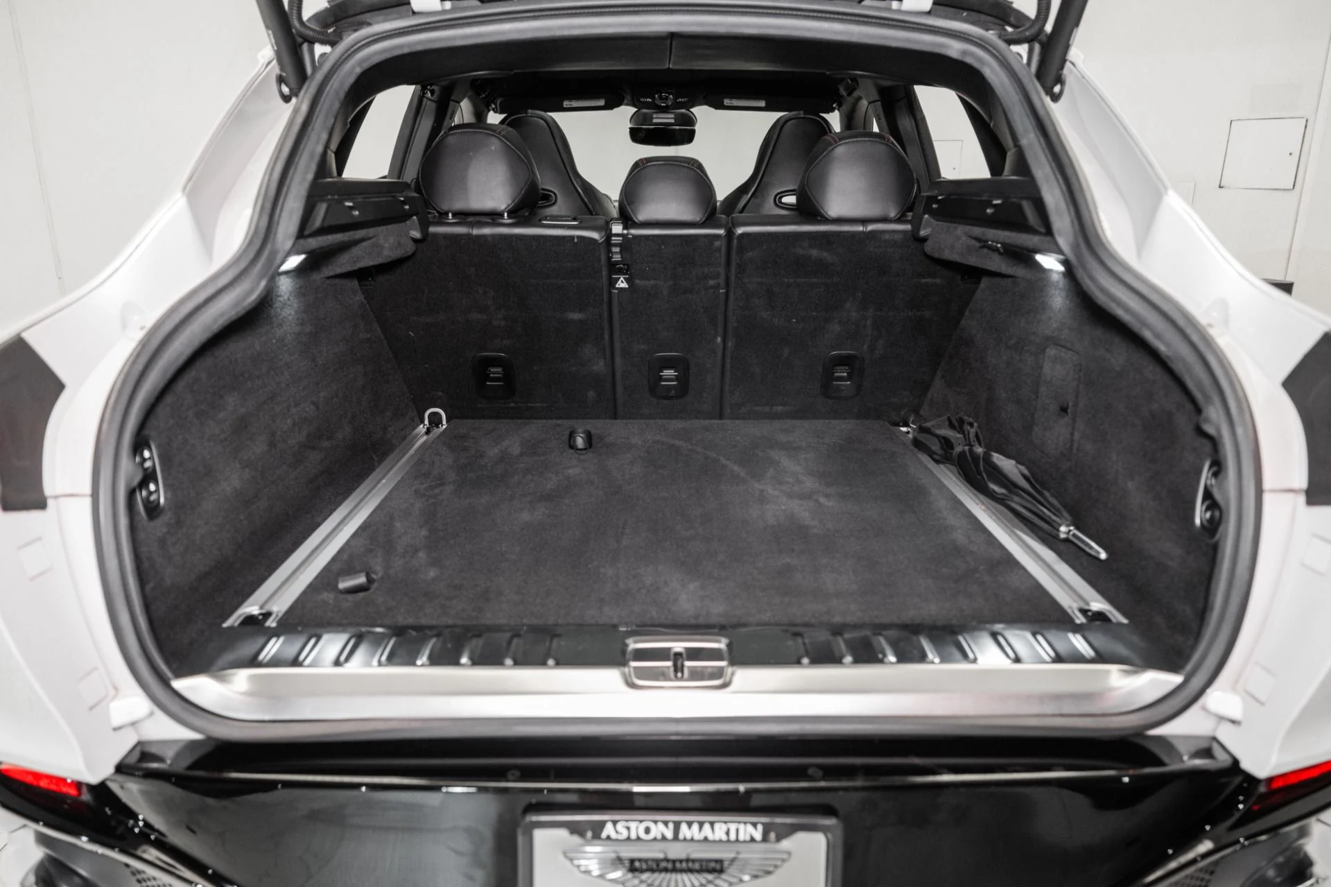 mph048_472791533_Used_2023_Aston_Martin_DBX_1759420185_e57e2ec6a5