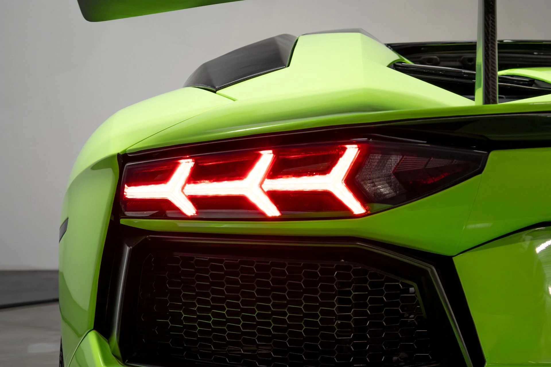 mph048_555459478_Used_2015_Lamborghini_Aventador_1764723845_fa836fbe9d