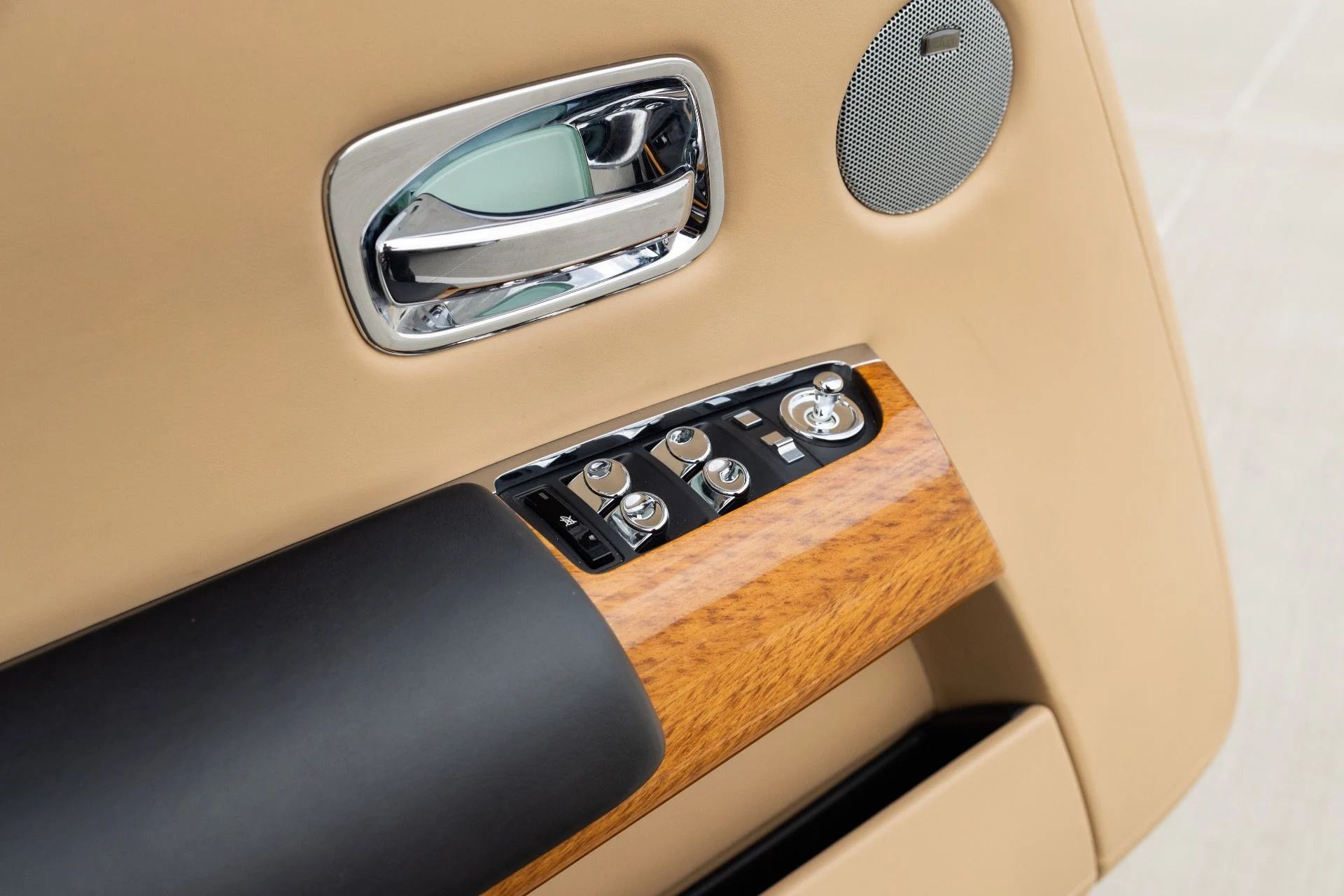 mph048_589889166_Used_2009_Rolls_Royce_Phantom_Drophead_Coupe_1775064184_38d559c1e6