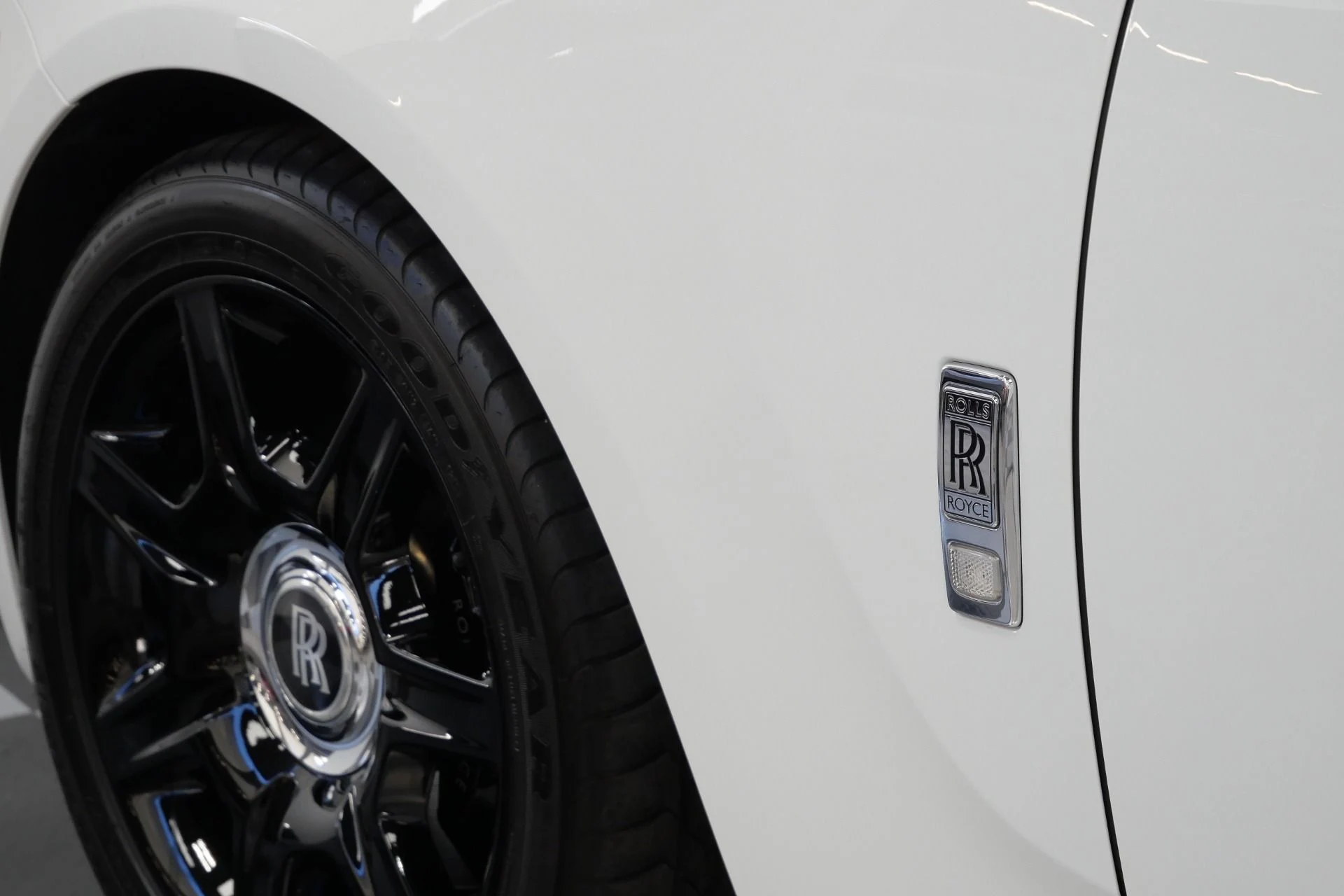 mph048_604741370_Used_2013_Rolls_Royce_Ghost_Rear_Theatre_Configuration_Sunroof_Picnic_Tables_1765817779_d998b2b17d