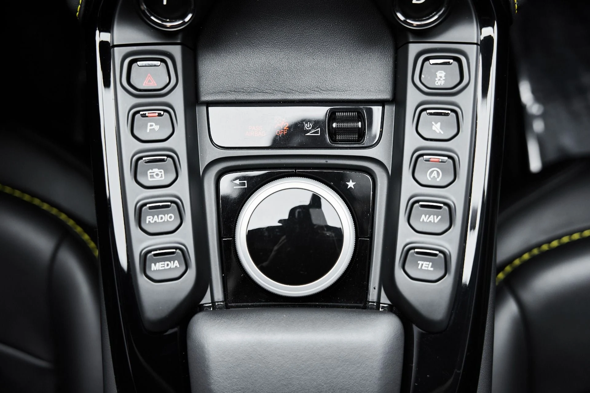 mph048_648748565_Used_2023_Aston_Martin_Vantage_1775333372_4f893ab312