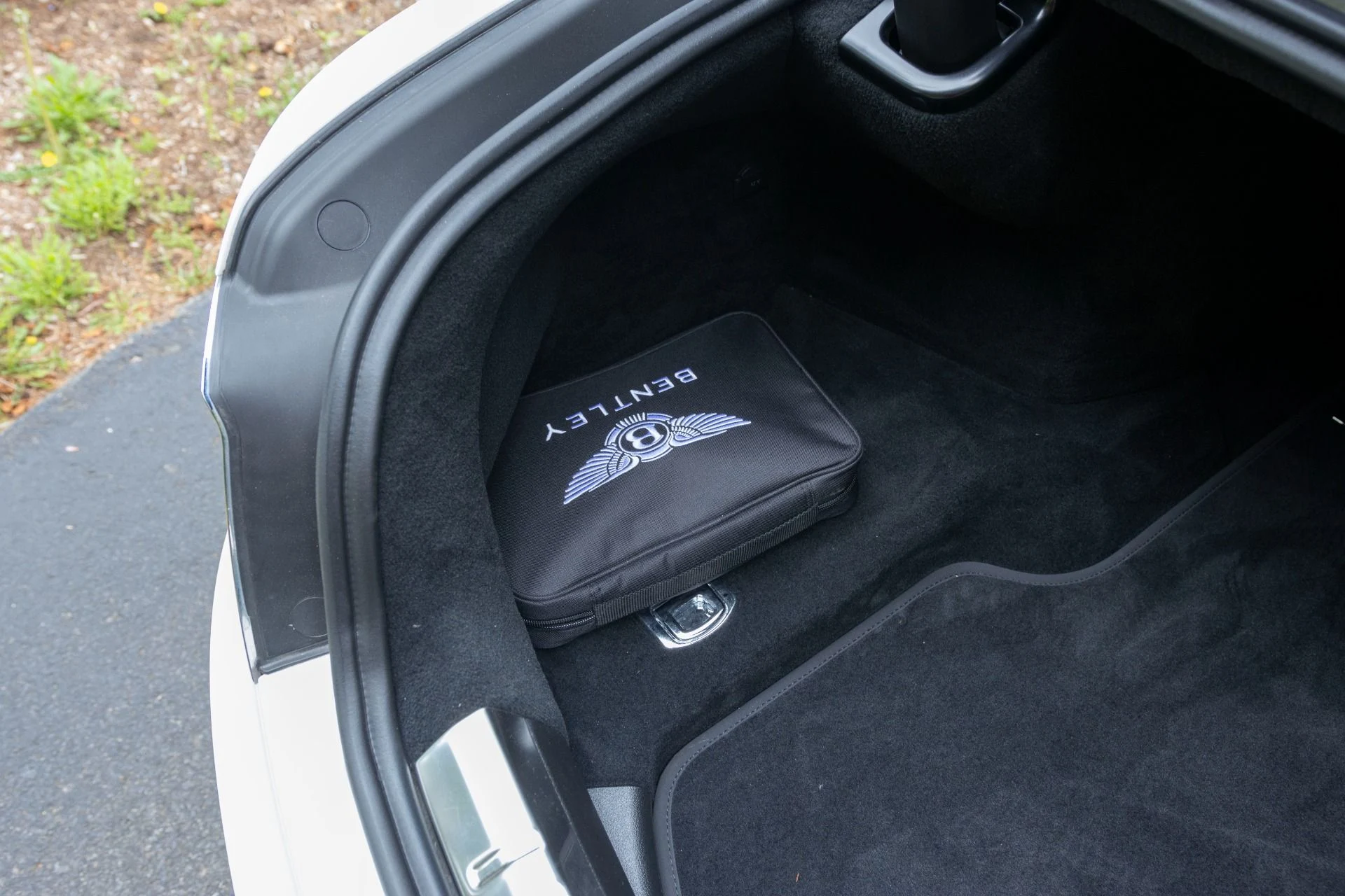 mph048_672973896_Used_2024_Bentley_Flying_Spur_V8_1779398452_f2f8ca97a5