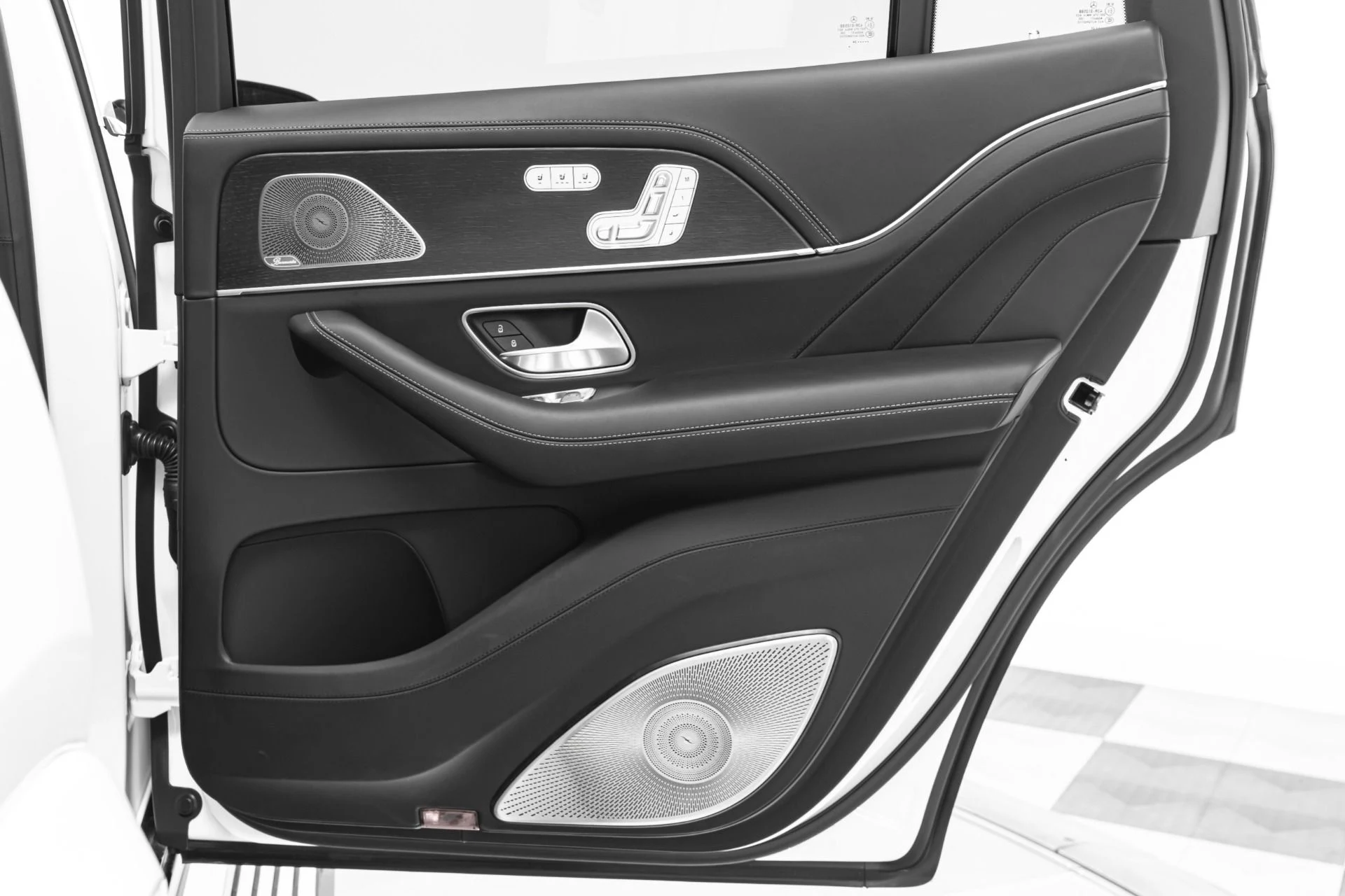 mph048_701696079_Used_2024_Mercedes_Benz_Maybach_GLS_600_4_MATIC_4_Seat_Configuration_Rear_Seat_Entertainment_1776281488_6558e006bb