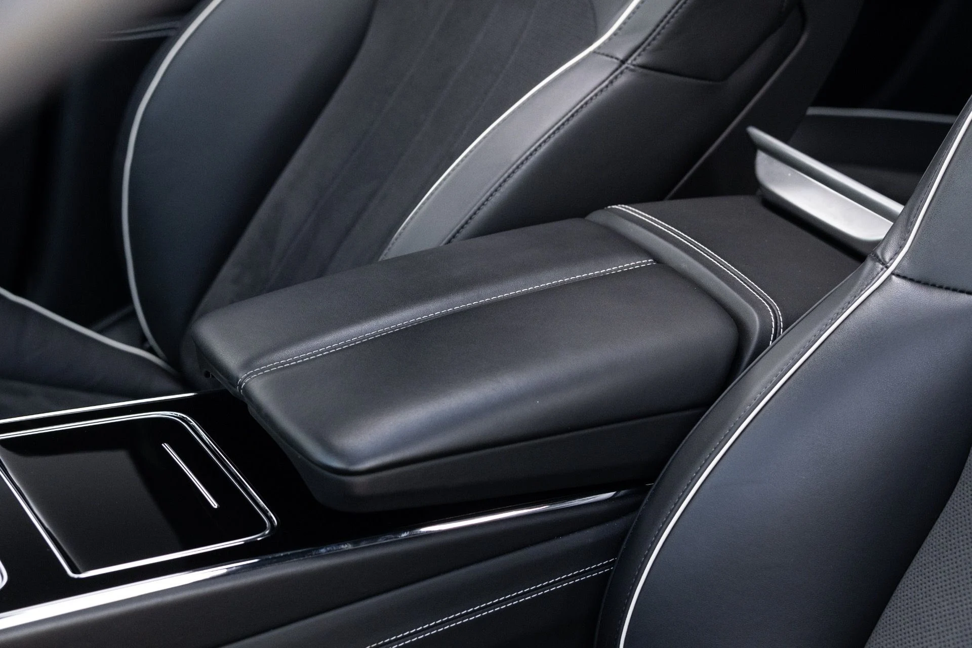 mph048_779666712_Used_2023_Bentley_Flying_Spur_S_V8_1778782784_07c3b8beb9
