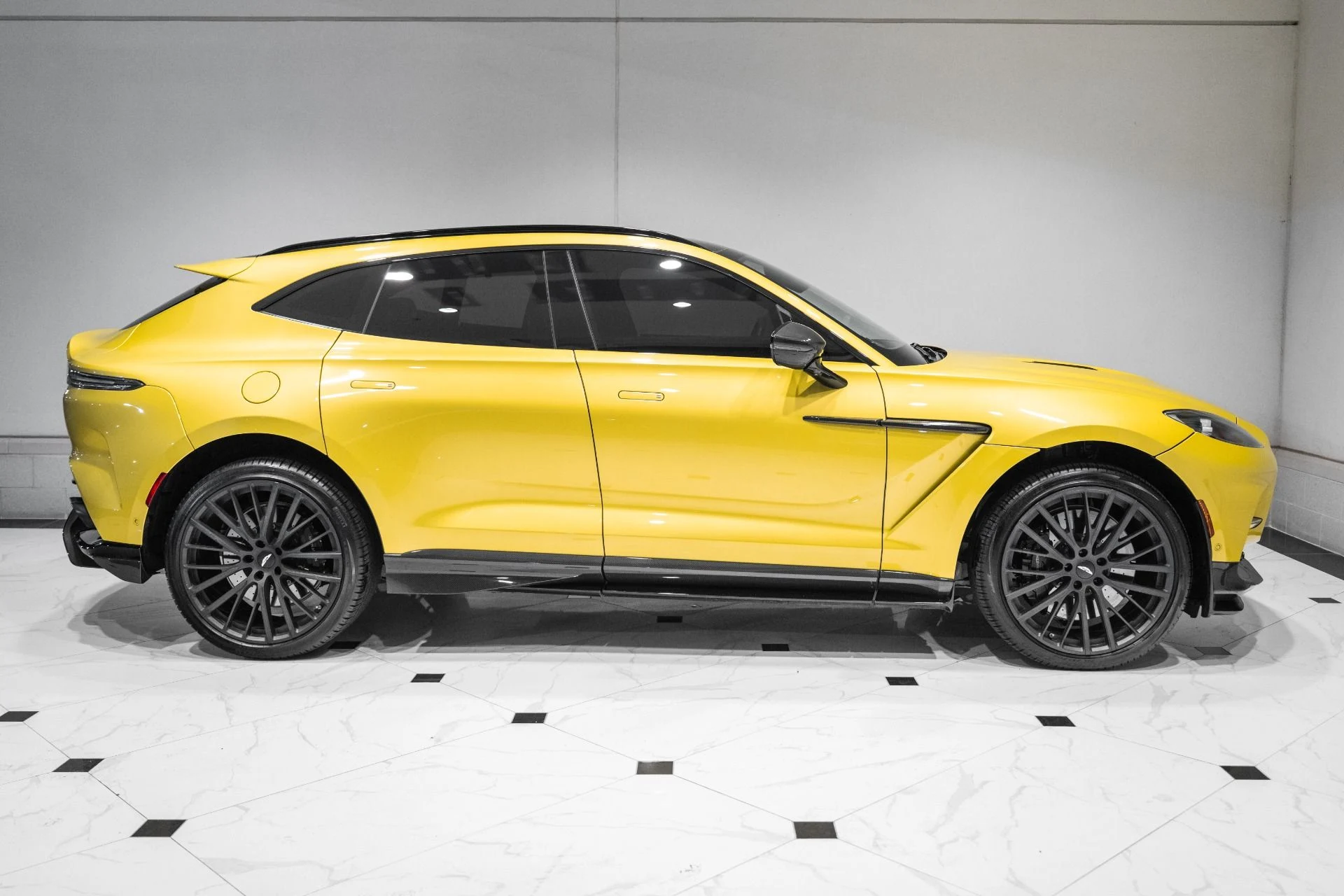 mph048_809326654_Used_2025_Aston_Martin_DBX_707_1763828543_d20ffe0fe3